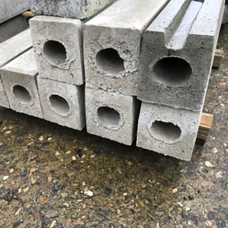 Betonvoet TUSSEN-paal met gleuf 40cm + gat 65mm