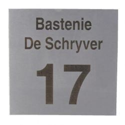 Naam & nummergravure op inoxplaatje 18x18 gebrand (inox black)